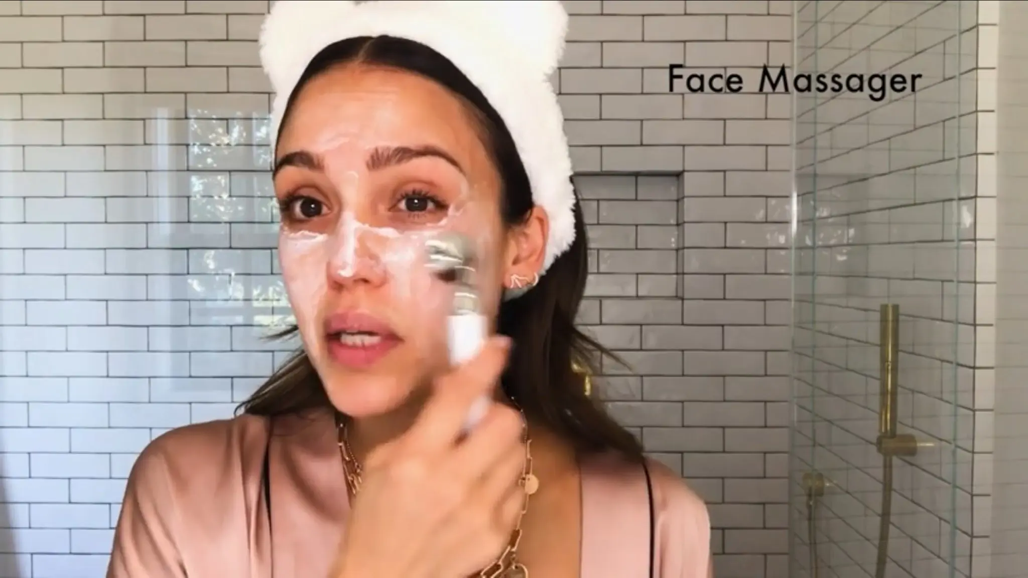 Jessica Alba Is A Beauty Guru Now 3 Jessica Alba Face Massager