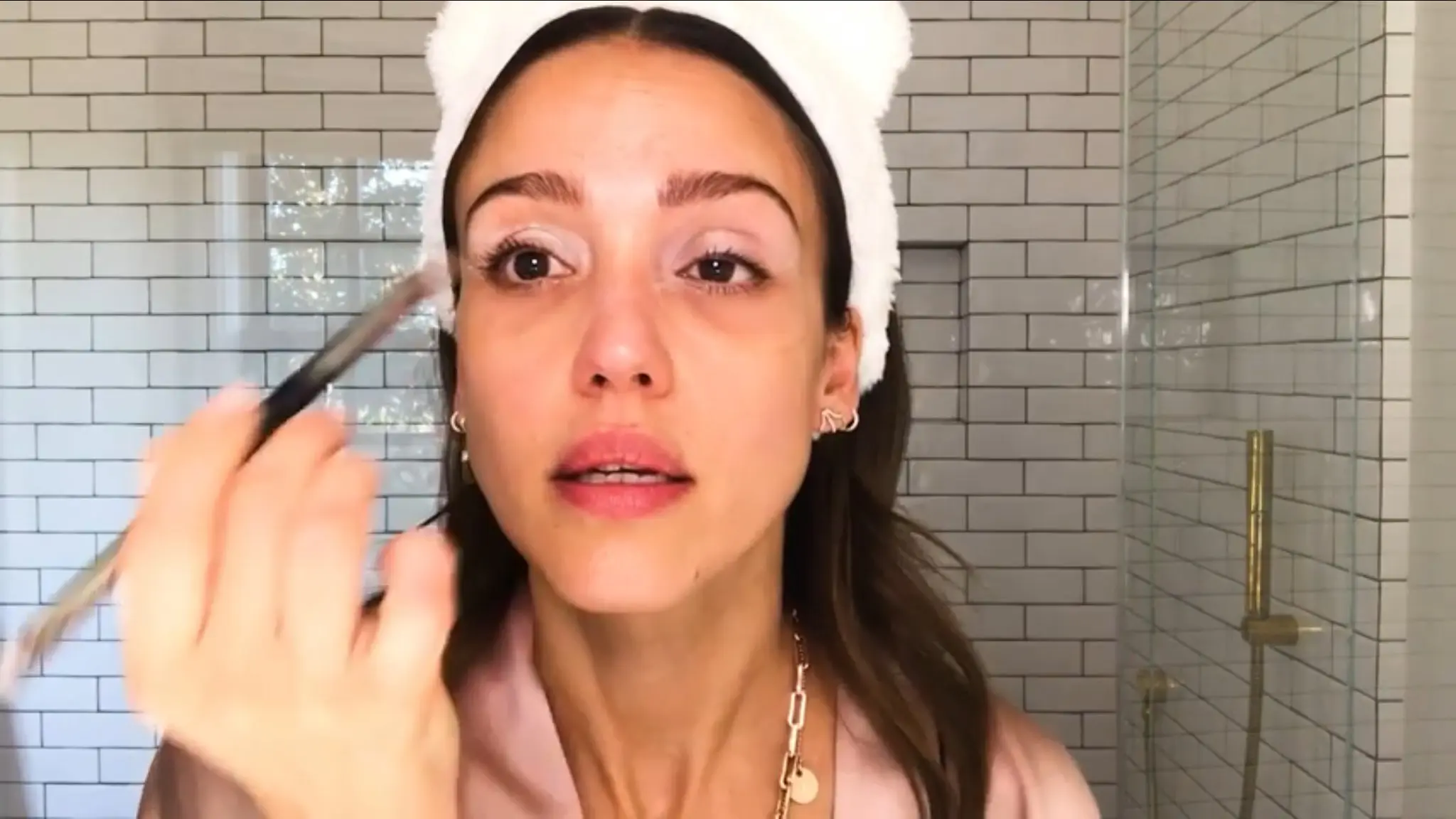 Jessica Alba Is A Beauty Guru Now 4 Jessica Alba Ivory Eye Shade