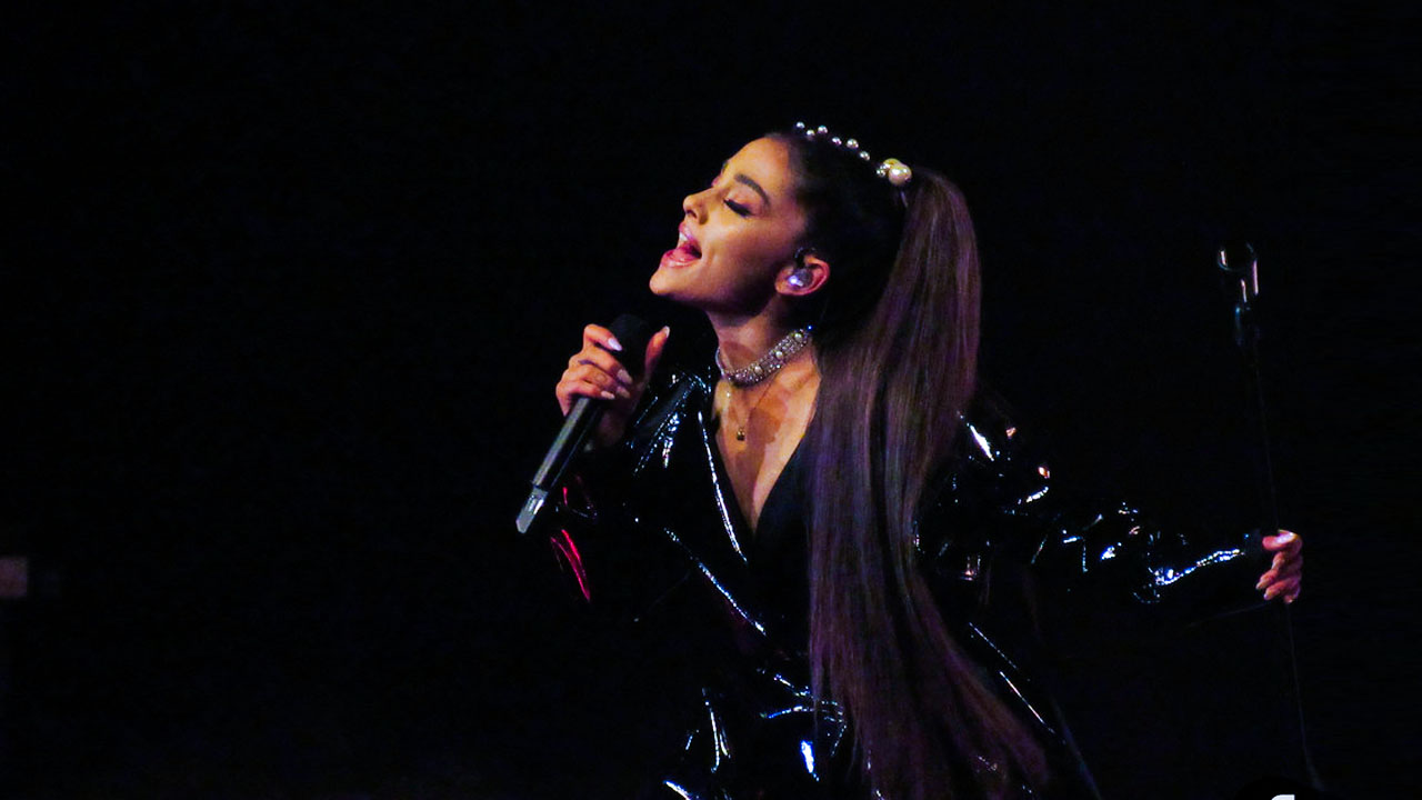 Ariana Grande Shows Off Her Natural Hair After Years