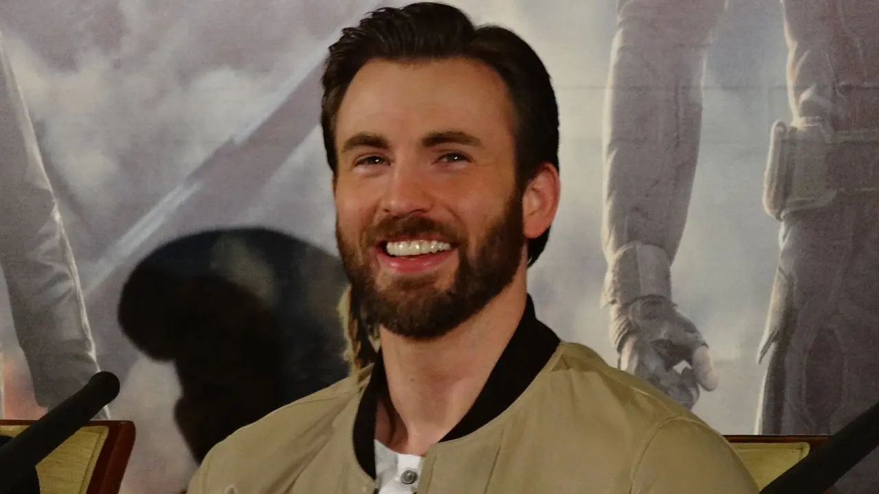 Chris Evans Accidentally Leaks His Nudes, His Brother & Mark Ruffalo Respond! 1 Chris Evans Accidentally Leaks His Nudes, His Brother & Mark Ruffalo Respond!