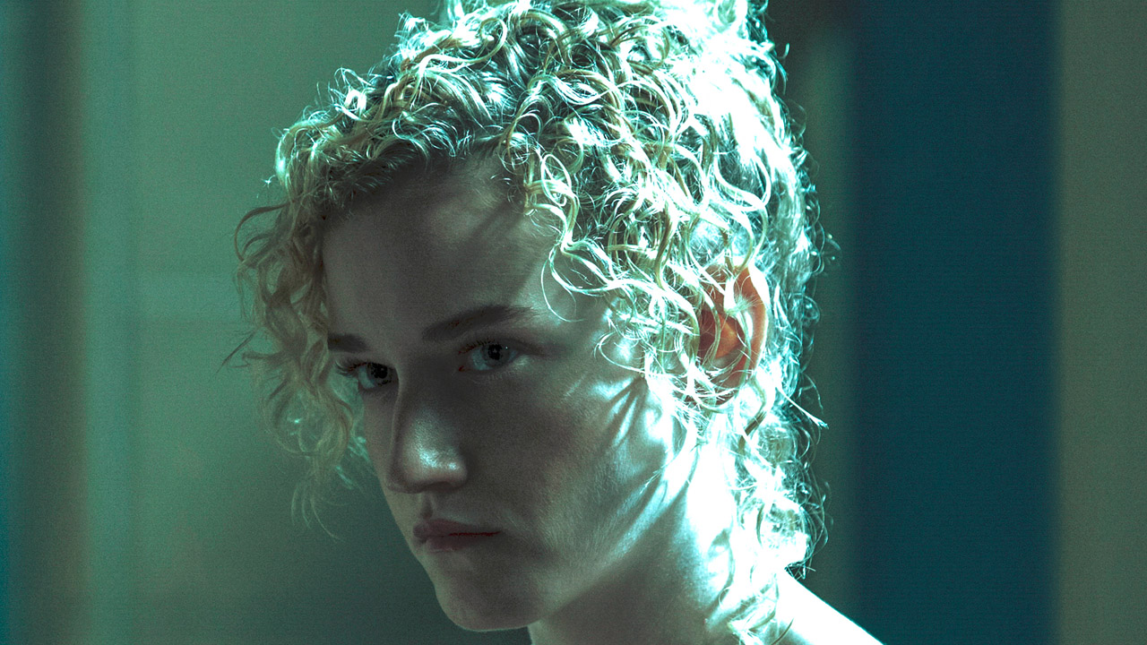 Ozark's Julia Garner thanks co-stars Jason Bateman and Laura Linney after winning Emmy