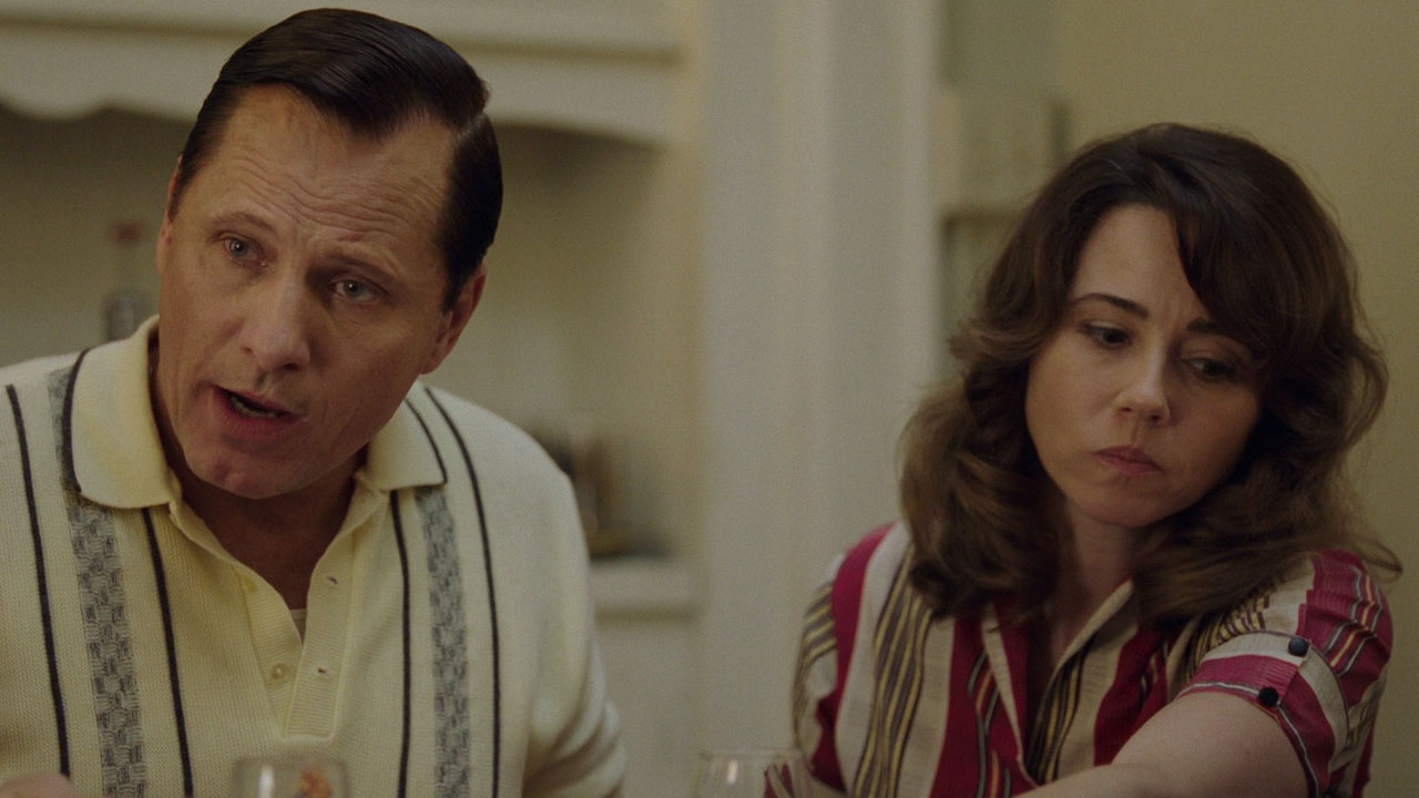 Linda Cardellini and Viggo Mortensen in Green Book