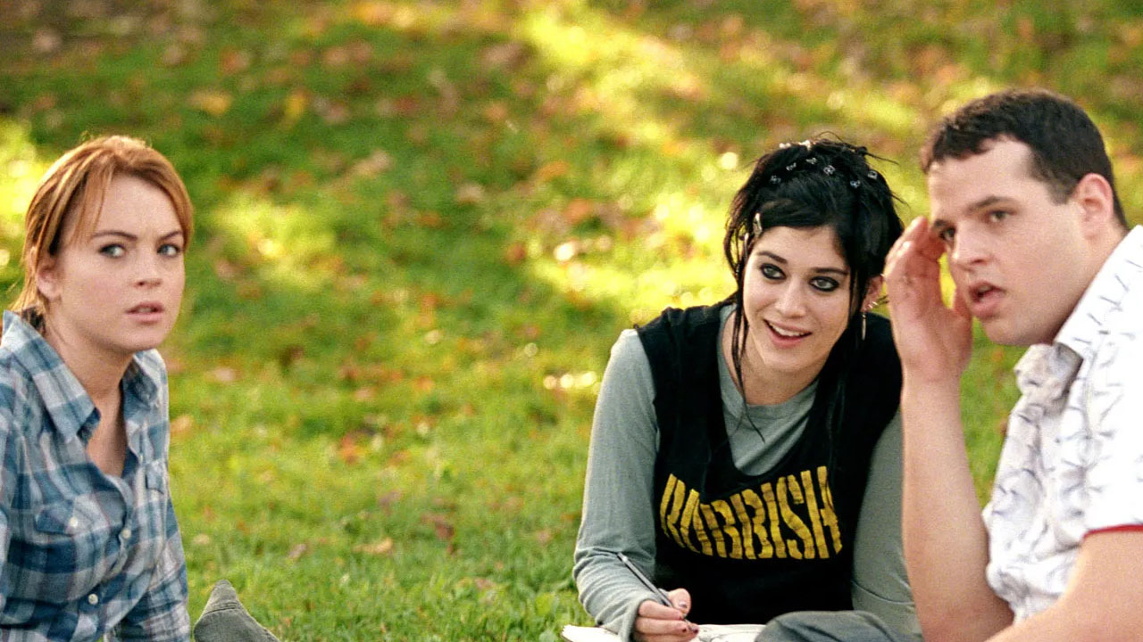 Lizzy Caplan and Lindsay Lohan in Mean Girls